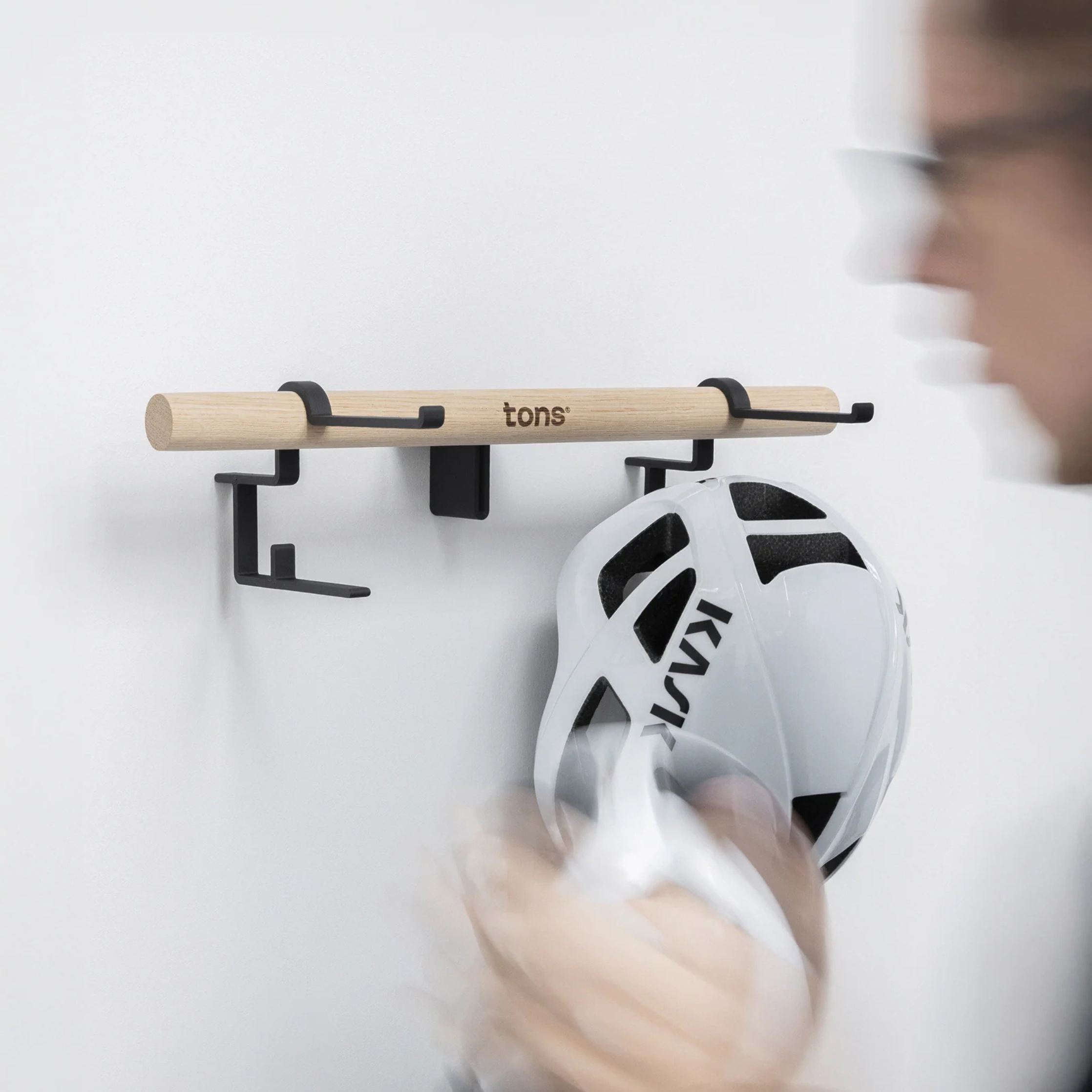 Tons opbevaringsstativ til cykeludstyr - 2x briller og hjelme